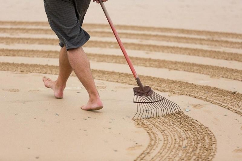 Art for an Hour – Tony Plant and his paintings on the sand Art for an Hour – Tony Plant and his paintings on the sand