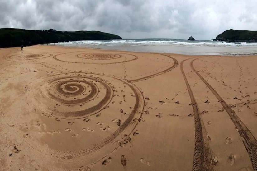 Art for an Hour – Tony Plant and his paintings on the sand Art for an Hour – Tony Plant and his paintings on the sand