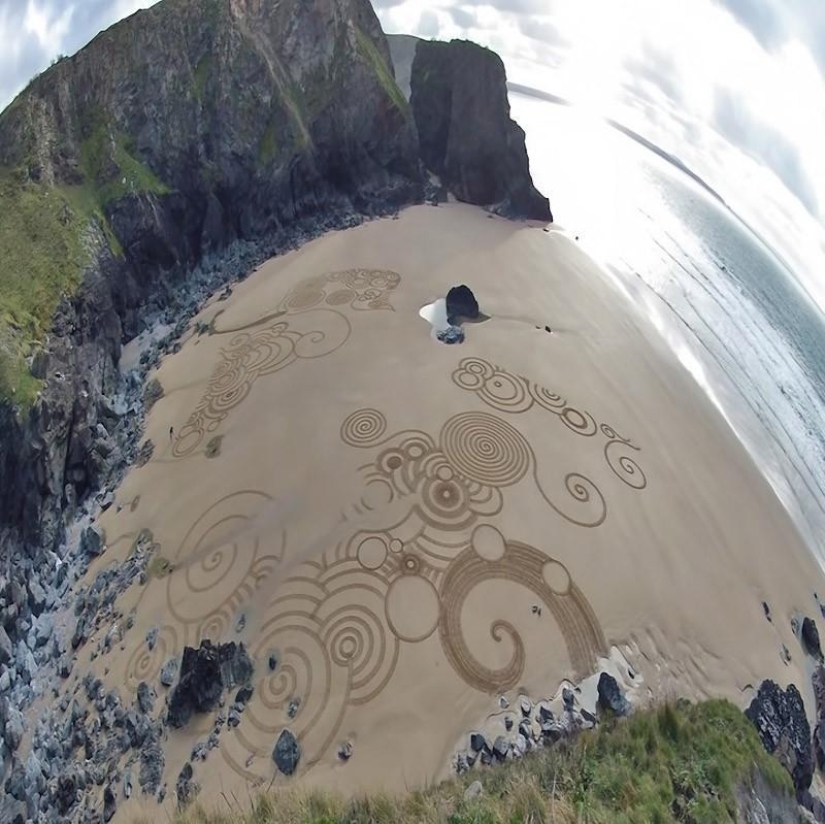 Art for an Hour – Tony Plant and his paintings on the sand Art for an Hour – Tony Plant and his paintings on the sand