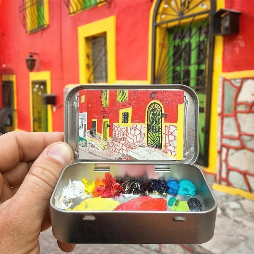 Artista dibuja las miniaturas de los paisajes en las cajas del caramelo