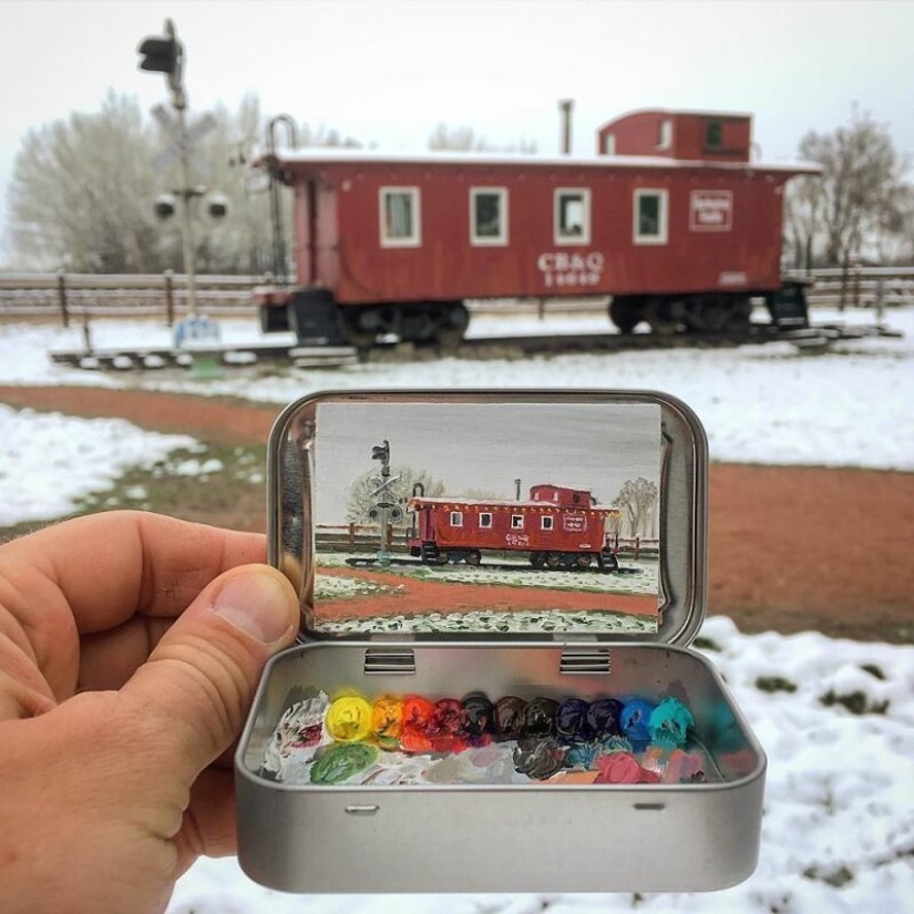 Artista dibuja las miniaturas de los paisajes en las cajas del caramelo