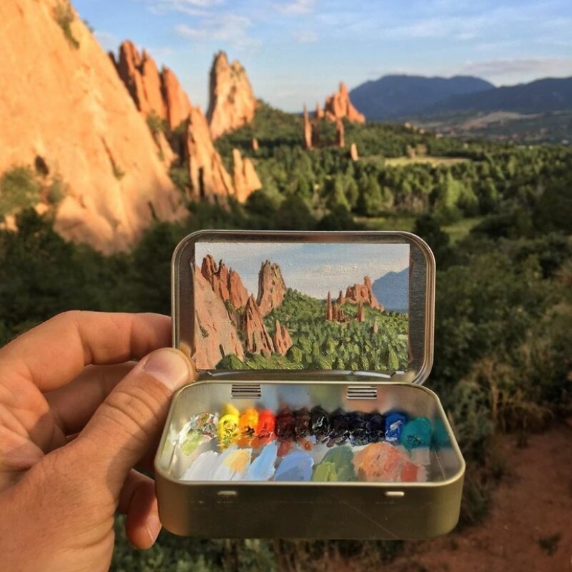Artista dibuja las miniaturas de los paisajes en las cajas del caramelo