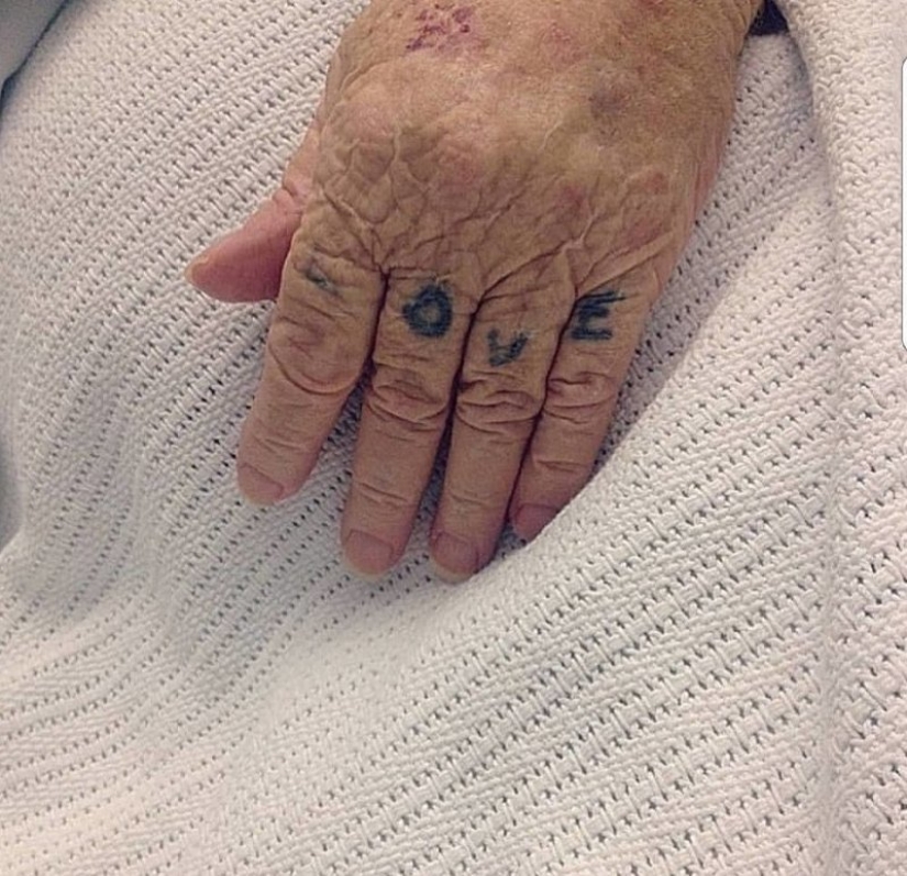 Así es como cambia un tatuaje a lo largo de más de cuarenta años Así es como cambia un tatuaje a lo largo de más de cuarenta años