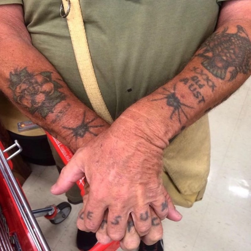 Así es como cambia un tatuaje a lo largo de más de cuarenta años Así es como cambia un tatuaje a lo largo de más de cuarenta años