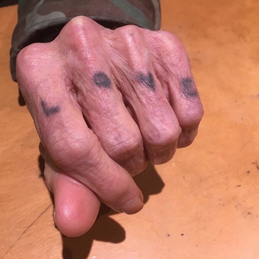 Así es como cambia un tatuaje a lo largo de más de cuarenta años Así es como cambia un tatuaje a lo largo de más de cuarenta años