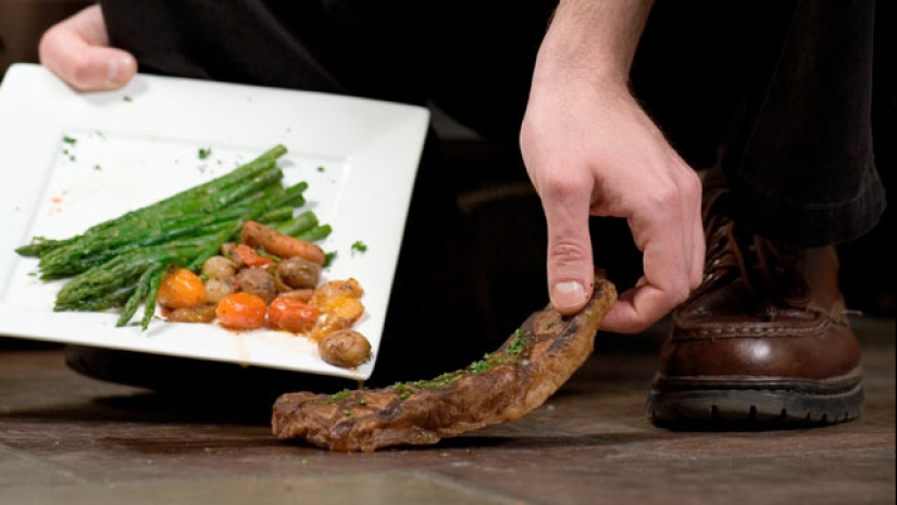 As it turns out, waiters and cooks take revenge on customers As it turns out, waiters and cooks take revenge on customers