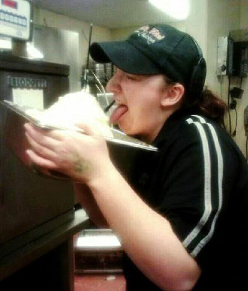 As it turns out, waiters and cooks take revenge on customers As it turns out, waiters and cooks take revenge on customers