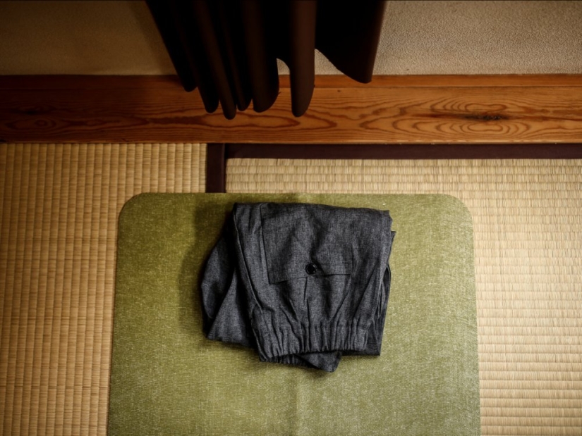 At least the ball is rolling: painfully empty apartments of Japanese minimalists