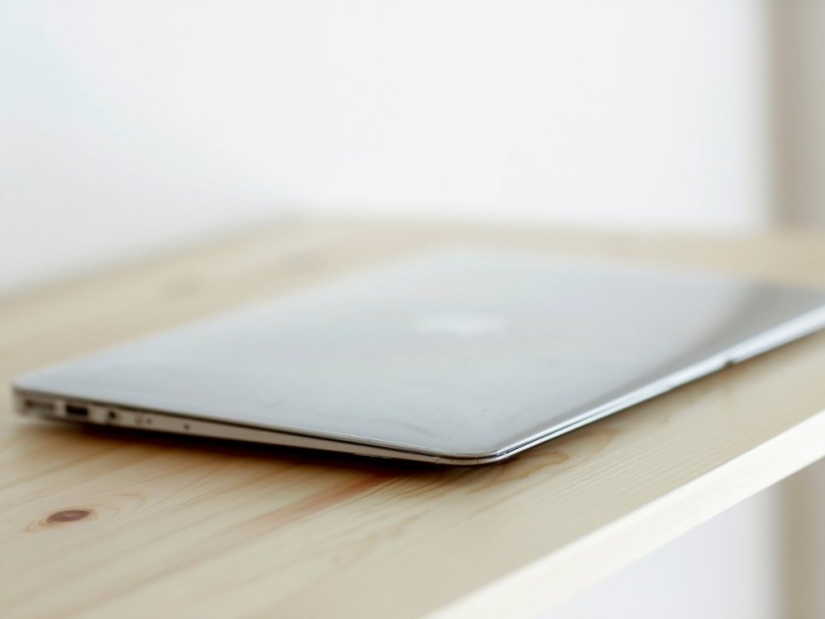 At least the ball is rolling: painfully empty apartments of Japanese minimalists