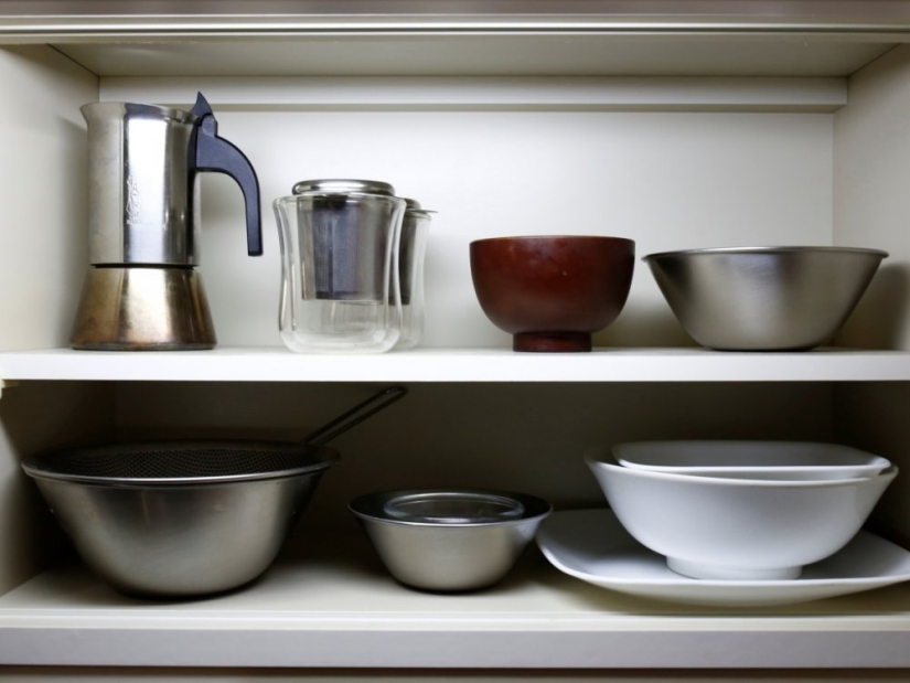 At least the ball is rolling: painfully empty apartments of Japanese minimalists