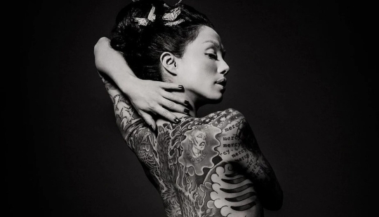 Beautiful girls and their tattoos: 32 black-and-white photos imbued with charming aesthetics Beautiful girls and their tattoos: 32 black-and-white photos imbued with charming aesthetics