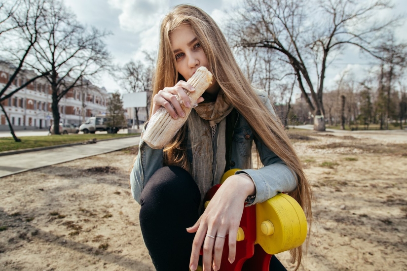 Beautiful girls and shawarma: what could be more beautiful?