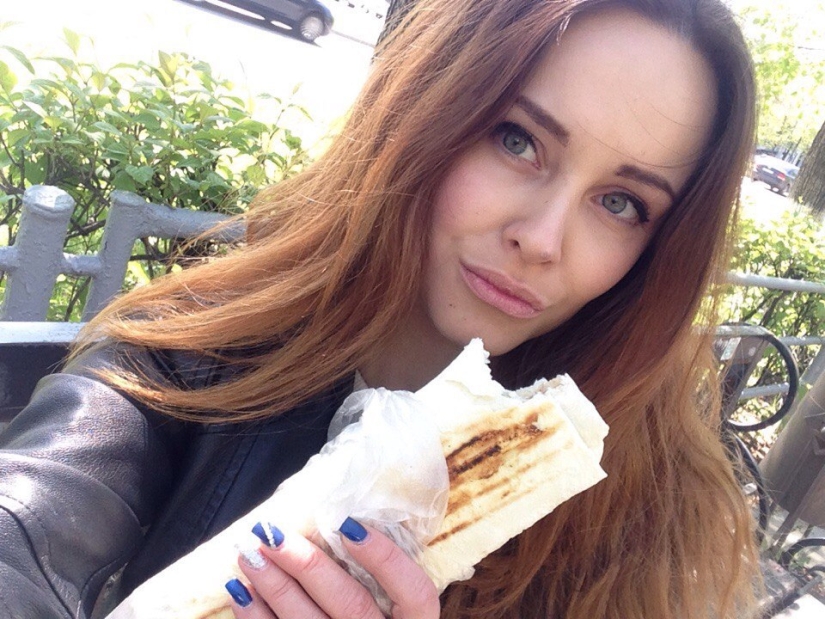 Beautiful girls and shawarma: what could be more beautiful?