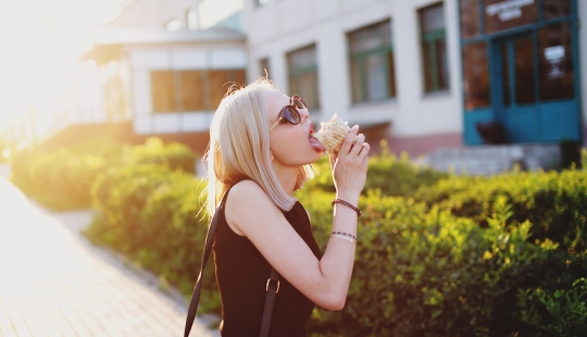 Beautiful girls and shawarma: what could be more beautiful? Beautiful girls and shawarma: what could be more beautiful?