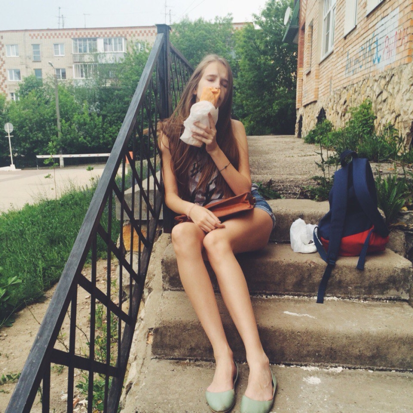 Beautiful girls and shawarma: what could be more beautiful?