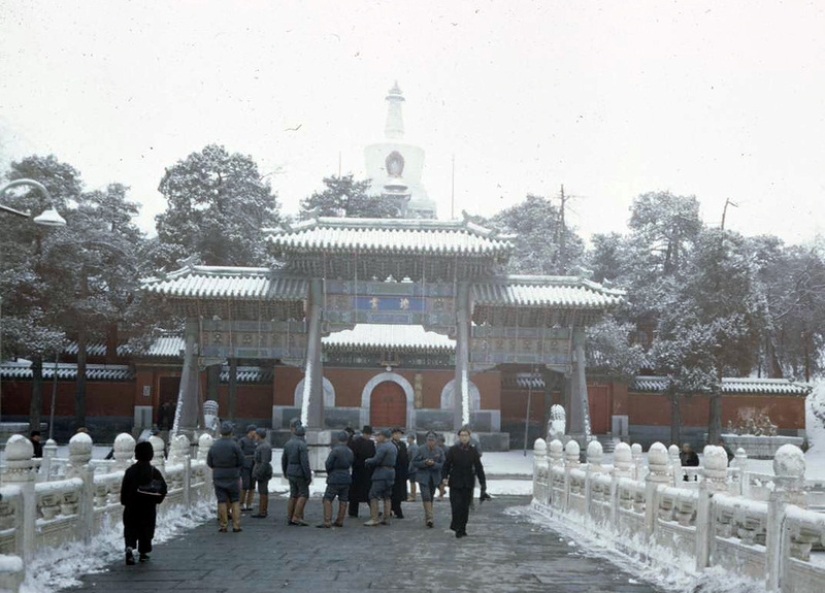 Beijing 1947 in Color: At the Crossroads of Epochs