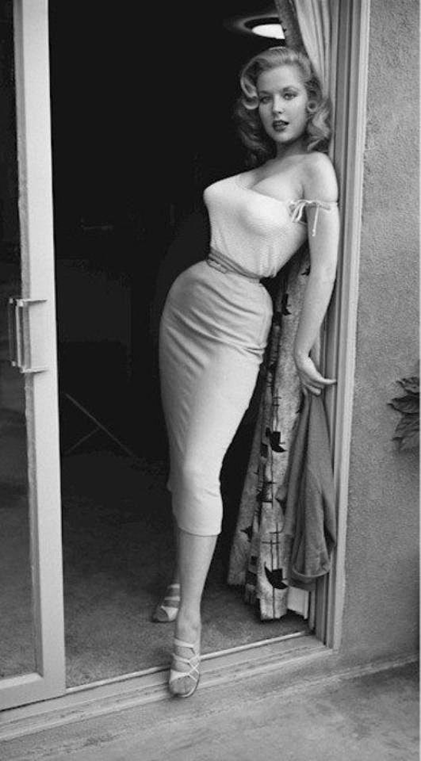 Betty Brosmer is the owner of the most gorgeous figure of the 50s Betty Brosmer is the owner of the most gorgeous figure of the 50s