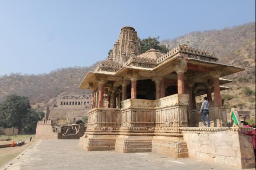 Bhangarh es una ciudad fantasma maldita en la India a la que no se puede ir de noche. Bhangarh es una ciudad fantasma maldita en la India a la que no se puede ir de noche.