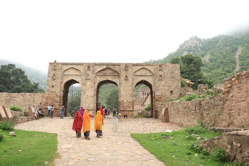Bhangarh es una ciudad fantasma maldita en la India a la que no se puede ir de noche. Bhangarh es una ciudad fantasma maldita en la India a la que no se puede ir de noche.