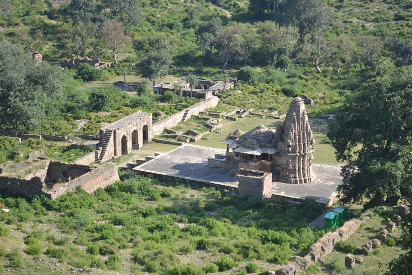 Bhangarh es una ciudad fantasma maldita en la India a la que no se puede ir de noche. Bhangarh es una ciudad fantasma maldita en la India a la que no se puede ir de noche.