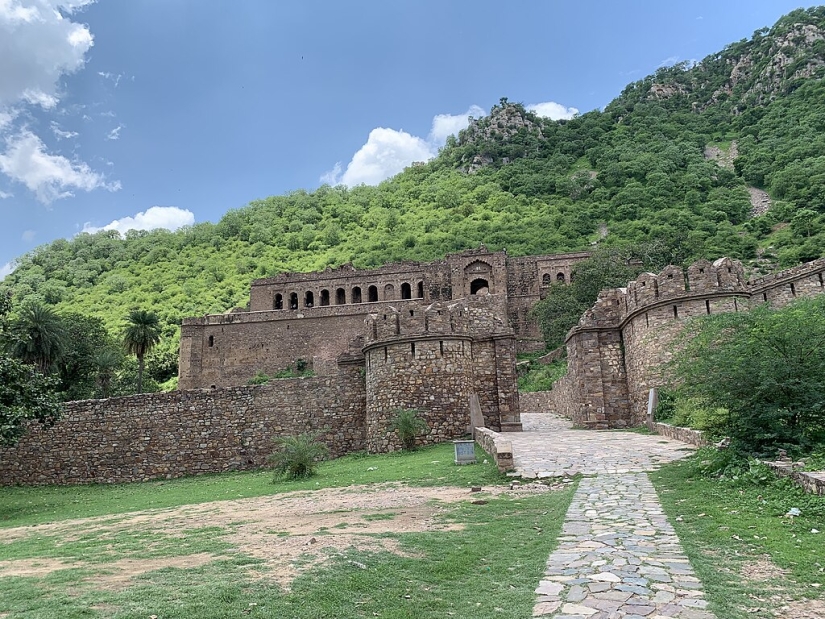 Bhangarh es una ciudad fantasma maldita en la India a la que no se puede ir de noche. Bhangarh es una ciudad fantasma maldita en la India a la que no se puede ir de noche.
