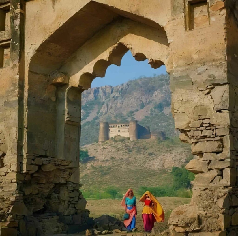 Bhangarh es una ciudad fantasma maldita en la India a la que no se puede ir de noche. Bhangarh es una ciudad fantasma maldita en la India a la que no se puede ir de noche.
