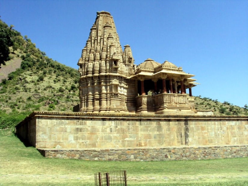 Bhangarh es una ciudad fantasma maldita en la India a la que no se puede ir de noche. Bhangarh es una ciudad fantasma maldita en la India a la que no se puede ir de noche.