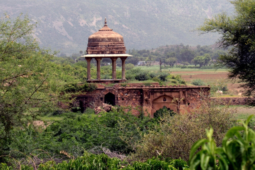 Bhangarh is a cursed ghost town in India where you can't go at night Bhangarh is a cursed ghost town in India where you can't go at night