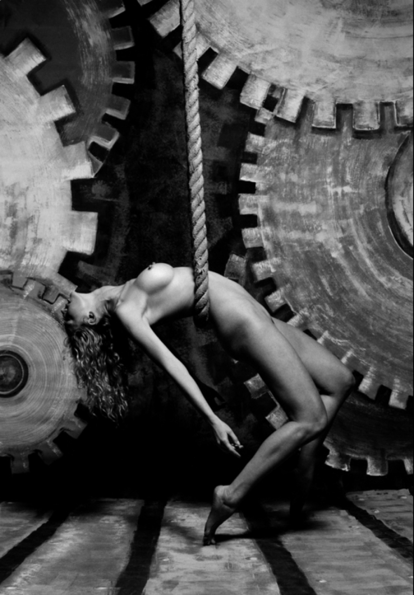 Black and white surrealism of the master of erotic photography Gunther Knop