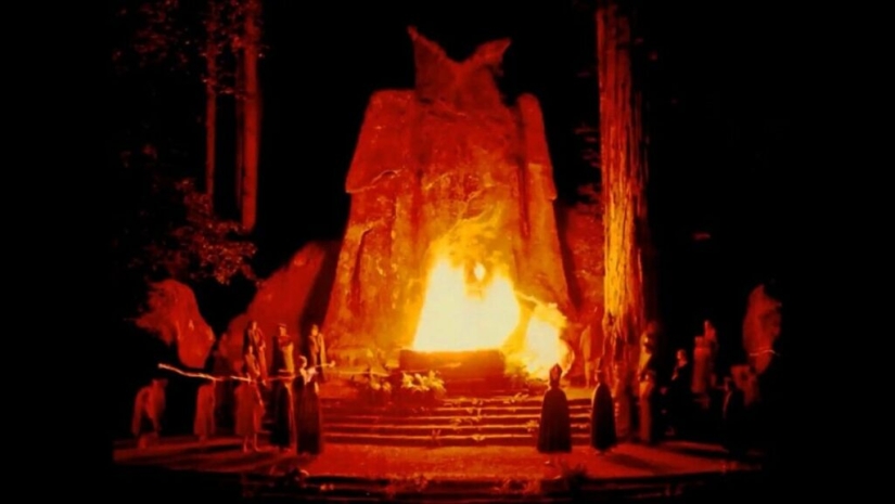Bohemian Grove: ¿Gobierno oculto del mundo o «campamento infantil» para la élite? Bohemian Grove: ¿Gobierno oculto del mundo o «campamento infantil» para la élite?
