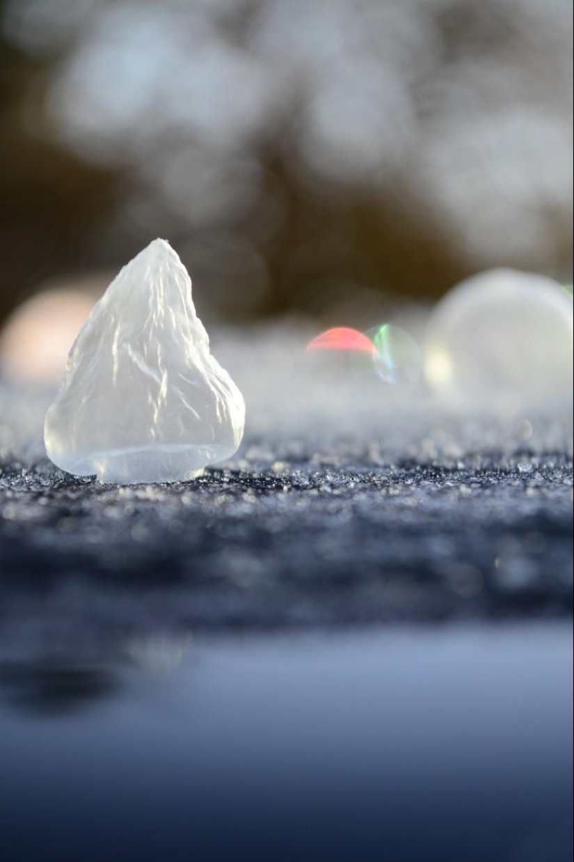Bolas de cristal - una niña fotografía pompas de jabón en el frío