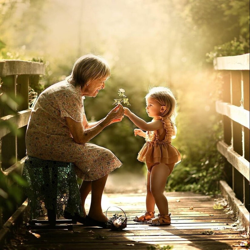 Both old and young: a touching photo project about the connection of the older generation with grandchildren
