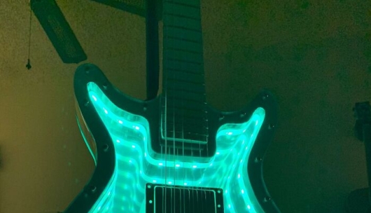 Burls Art creó 18 guitarras extraordinarias utilizando materiales poco convencionales