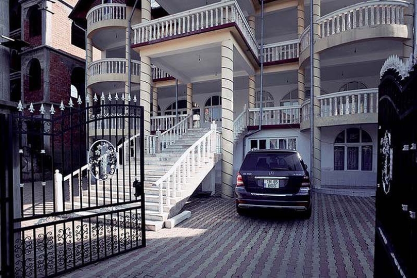 Buzescu is the capital of Gypsy millionaires Buzescu is the capital of Gypsy millionaires