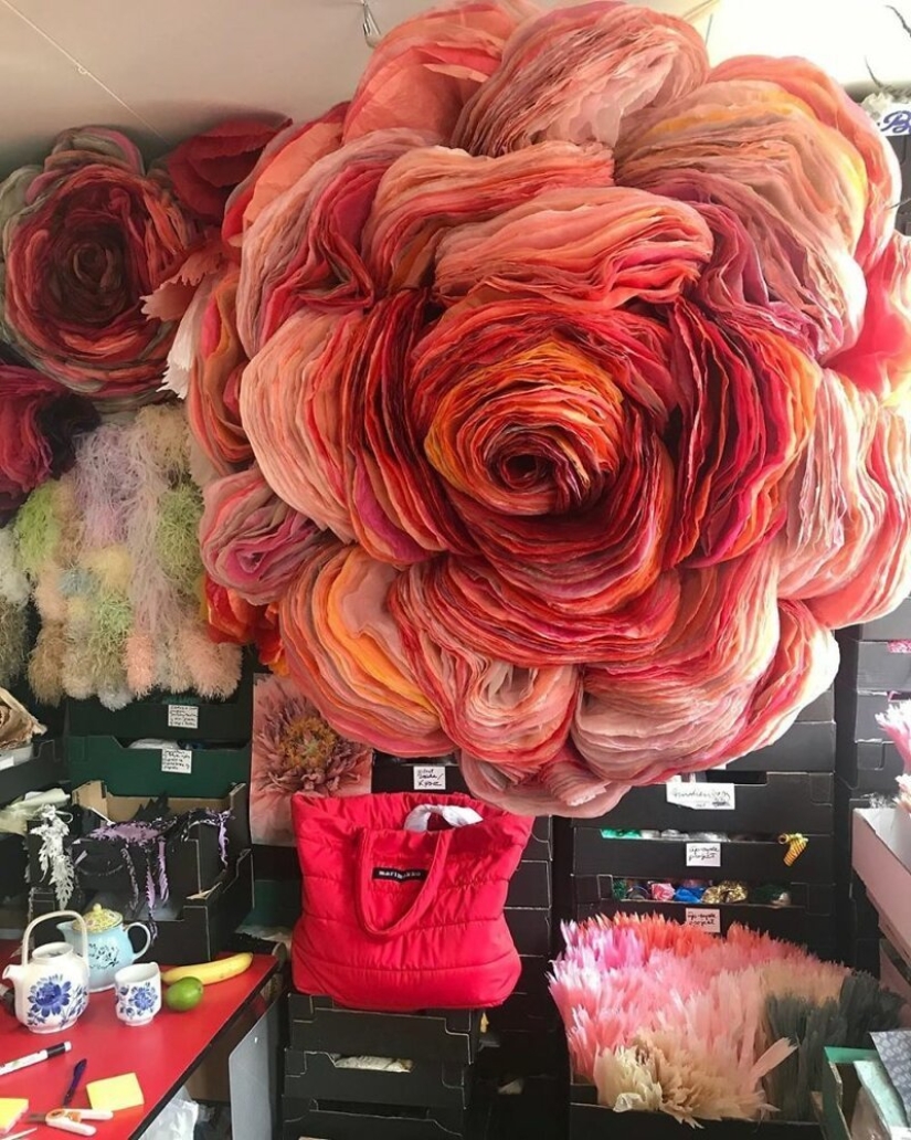 "Cada uno de nosotros necesita belleza": ¿por qué esta mujer crea flores enormes