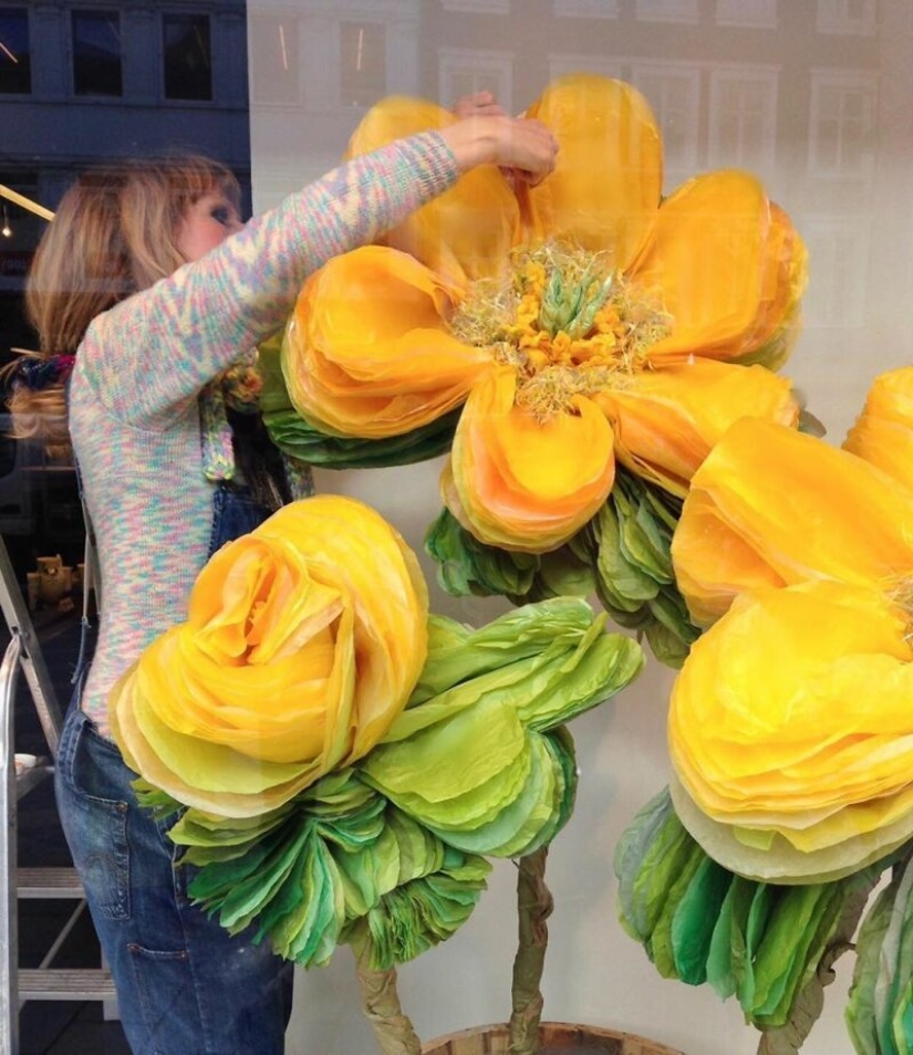 "Cada uno de nosotros necesita belleza": ¿por qué esta mujer crea flores enormes