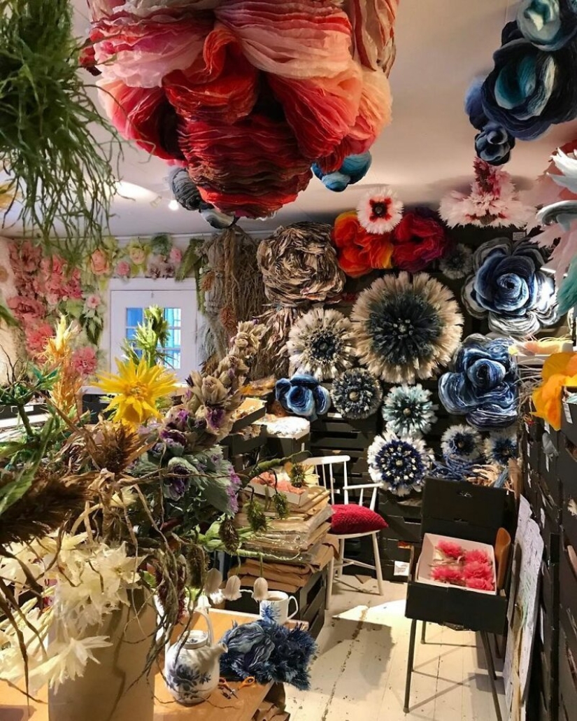 "Cada uno de nosotros necesita belleza": ¿por qué esta mujer crea flores enormes