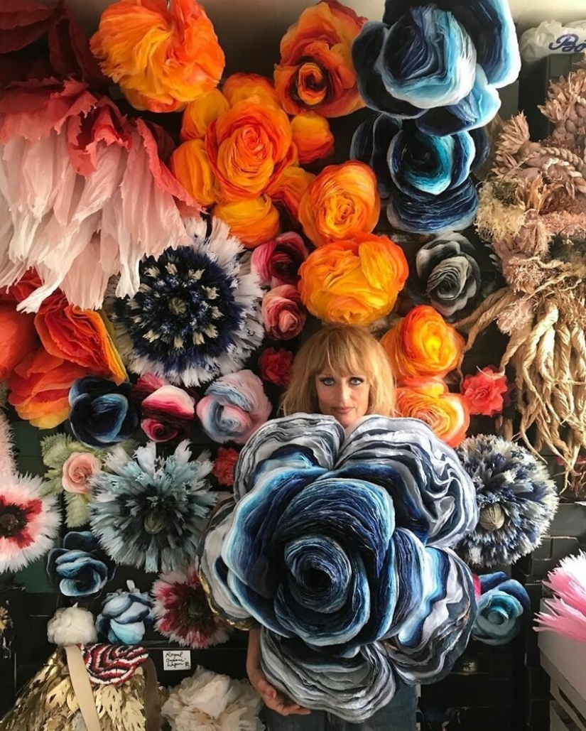 "Cada uno de nosotros necesita belleza": ¿por qué esta mujer crea flores enormes