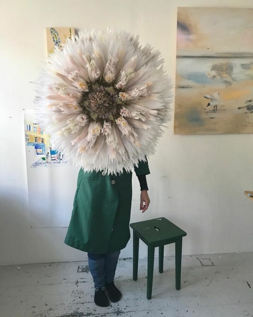 "Cada uno de nosotros necesita belleza": ¿por qué esta mujer crea flores enormes