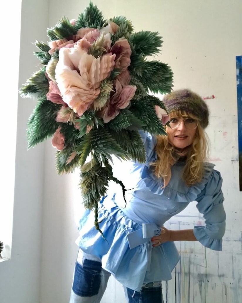 "Cada uno de nosotros necesita belleza": ¿por qué esta mujer crea flores enormes
