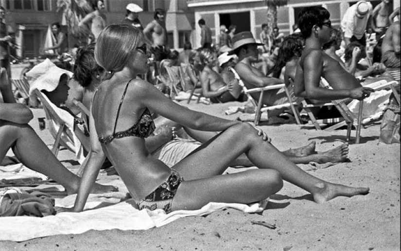 Cansado del sol: un caluroso día de verano de 1970 en la famosa Playa de la Misión Cansado del sol: un caluroso día de verano de 1970 en la famosa Playa de la Misión