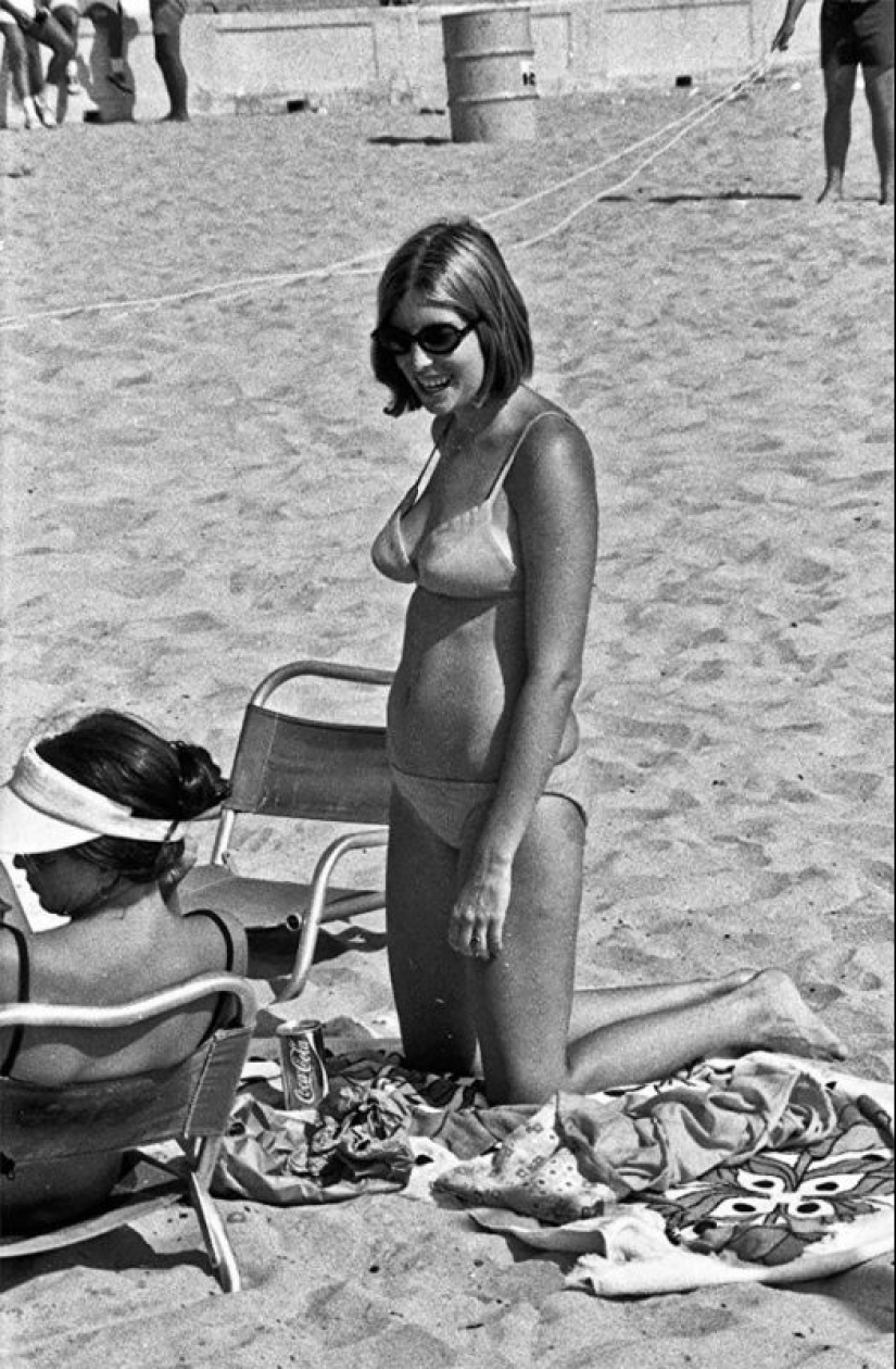 Cansado del sol: un caluroso día de verano de 1970 en la famosa Playa de la Misión Cansado del sol: un caluroso día de verano de 1970 en la famosa Playa de la Misión