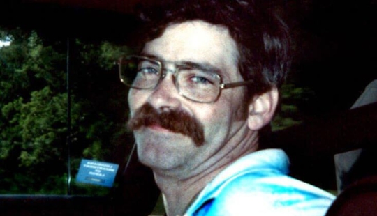 "Cara de ángel": la historia de un maníaco y un niño de mamá por Sean Gillis