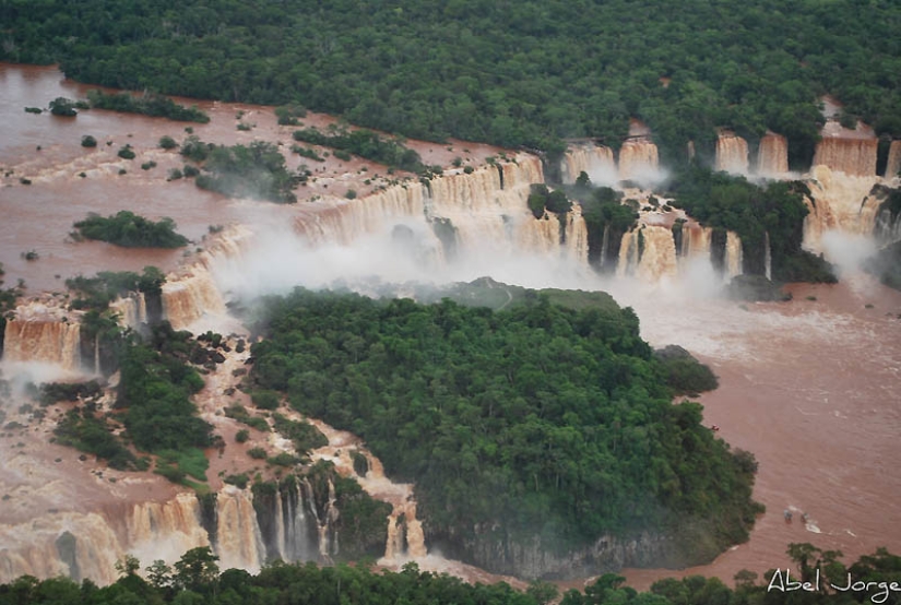 Cascada de Iguazú-agua grande en la frontera de dos países