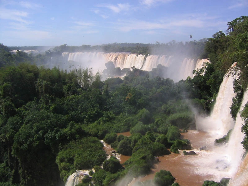 Cascada de Iguazú-agua grande en la frontera de dos países