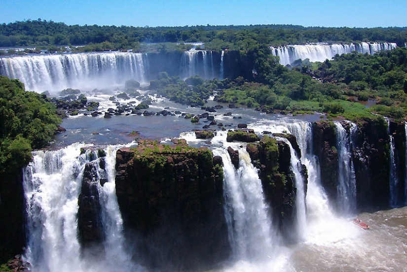 Cascada de Iguazú-agua grande en la frontera de dos países