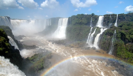 Cascada de Iguazú-agua grande en la frontera de dos países