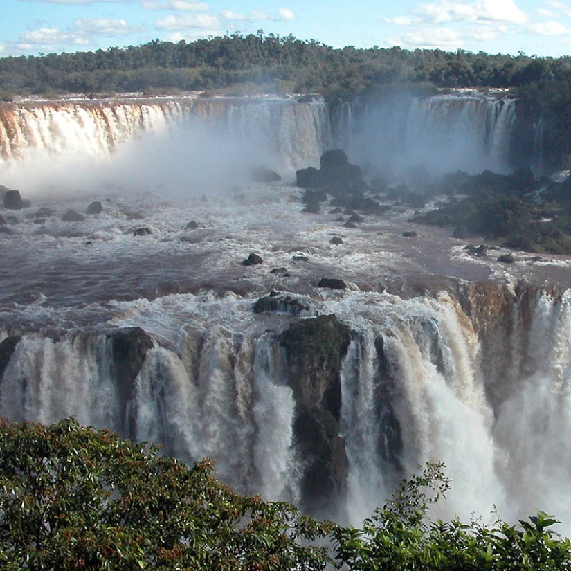 Cascada de Iguazú-agua grande en la frontera de dos países