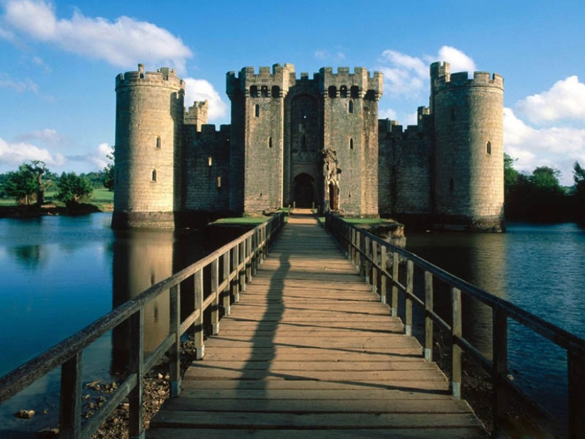 Castles on the water or 20 most beautiful castle moats in the world