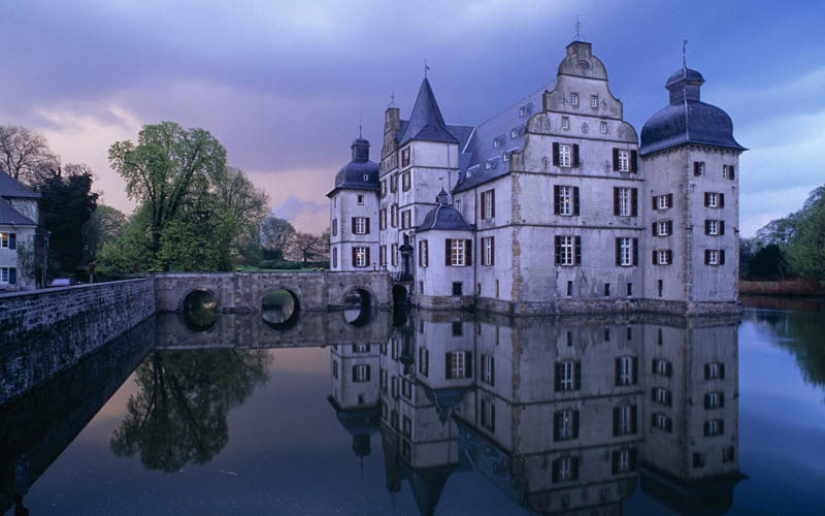 Castles on the water or 20 most beautiful castle moats in the world
